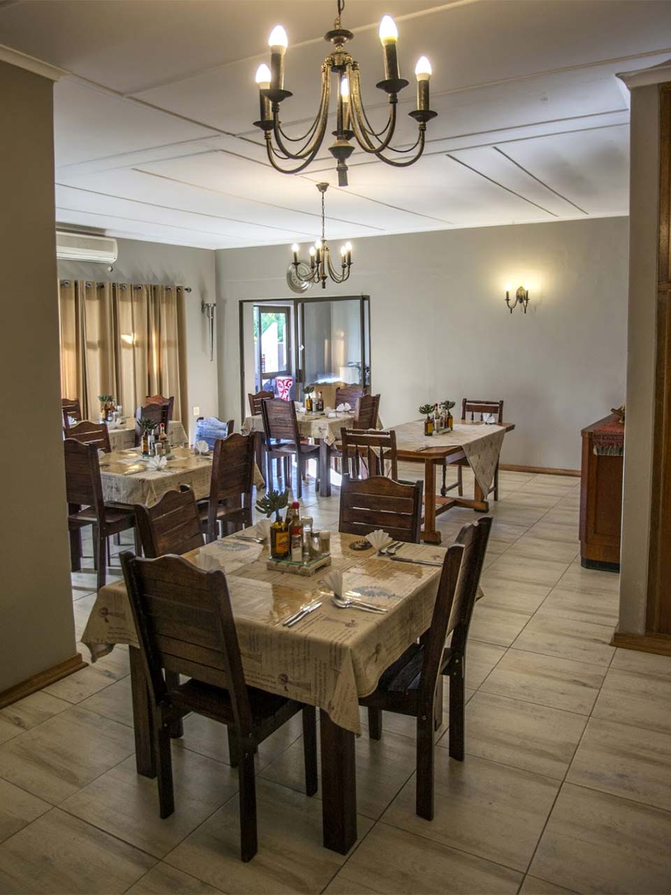 Eetkamer by gastehuis