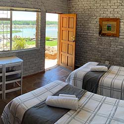 Gastekamer wat uitkyk oor Oranjerivier